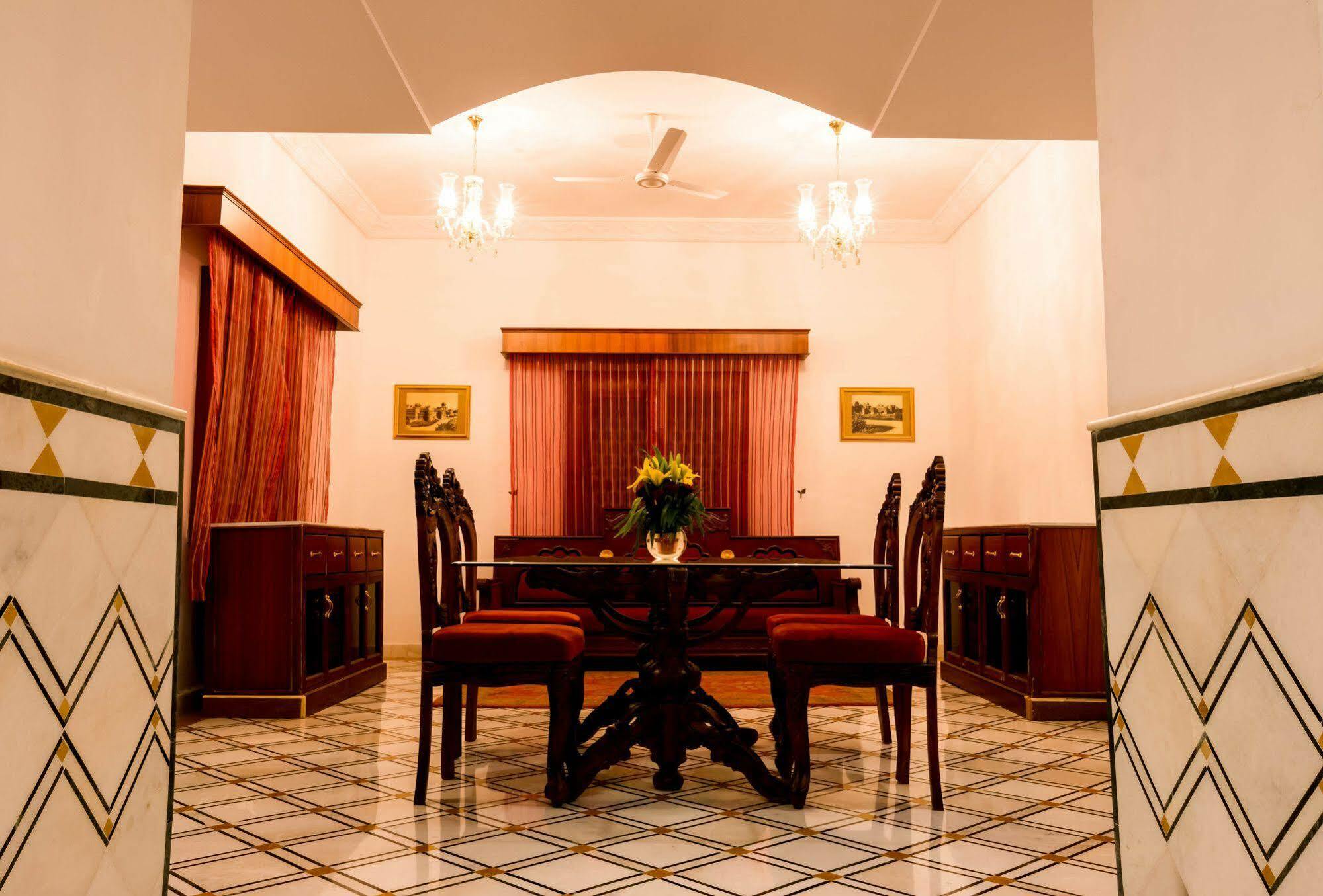 Hotel Pratap Mahal Pushkar Ihcl Seleqtion Extérieur photo